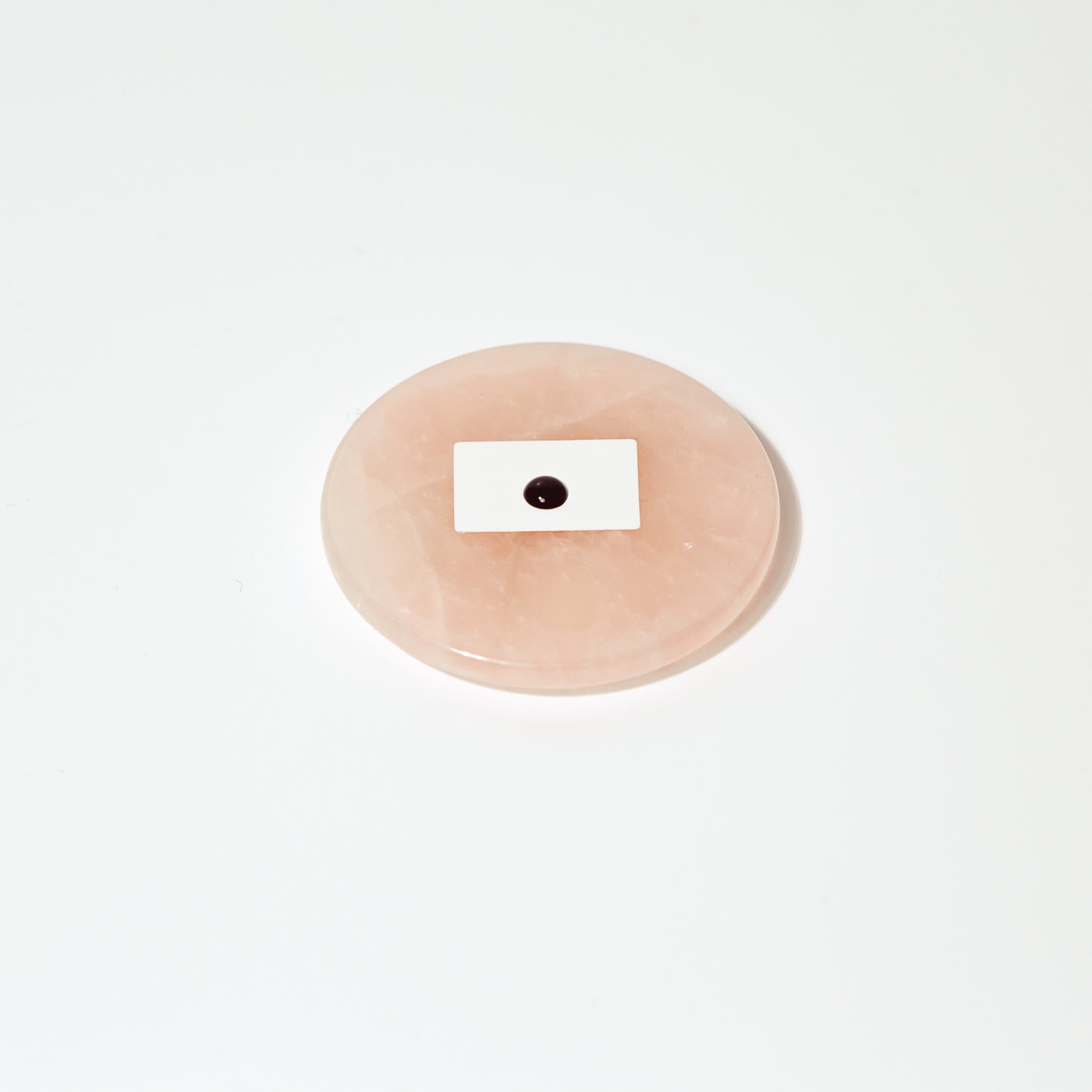 Volume adhesive on a jade stone, on top of a polystopper